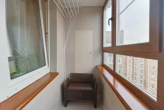 Отделка балкона ламинатом с остеклением